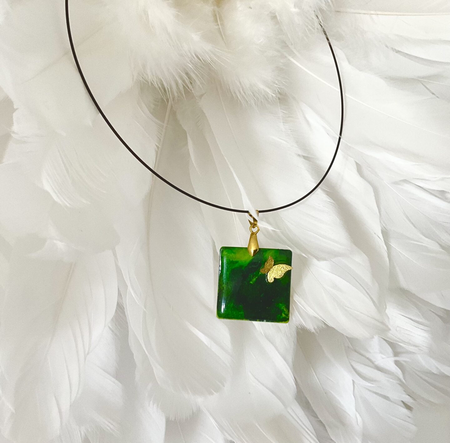 Pendentif résine et pigments verts, papillon doré